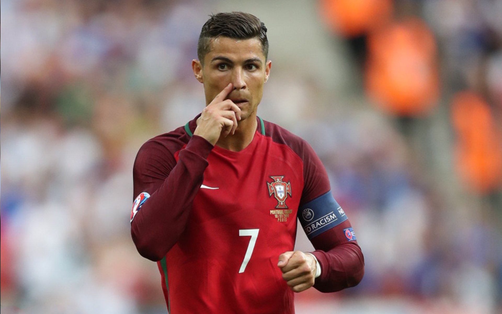 田径赛场焦点！荷兰队对阵葡萄牙队，意外判罚引发热议，比赛氛围紧张